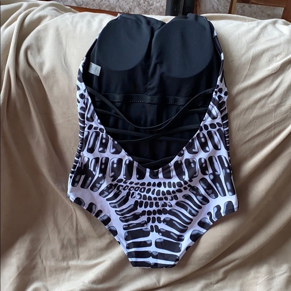 Halter neck one piece suit - Picture 2 of 3